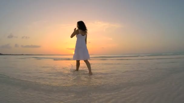 Beyaz elbiseli kumsalda dans Çinli kız — Stok video