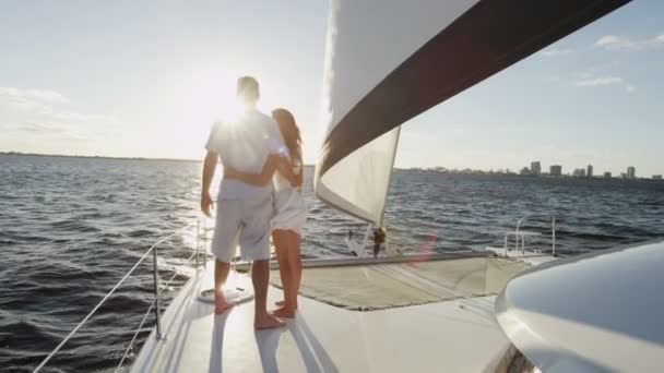 A fiatal pár a luxus yacht vitorlás — Stock videók