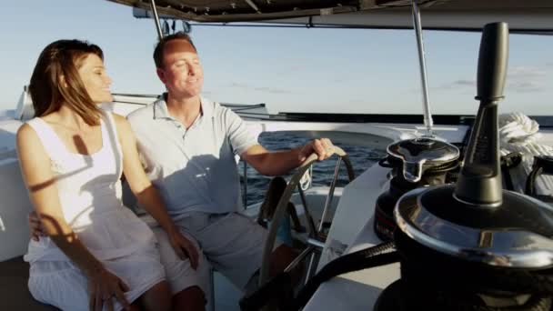 Młoda para żeglarstwa na luksusowy jacht — Wideo stockowe