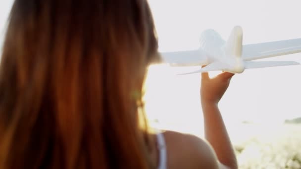 Jong meisje spelen met speelgoed vliegtuig — Stockvideo