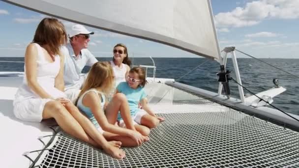 Семья с детьми, путешествующими на роскошной яхте — стоковое видео