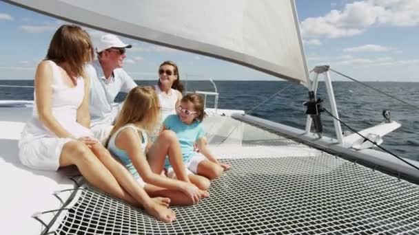 Familie mit Kindern segelt auf Luxusjacht — Stockvideo