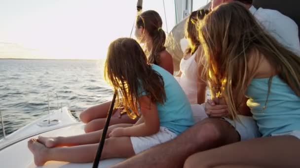 Famiglia con bambini che navigano su yacht di lusso — Video Stock