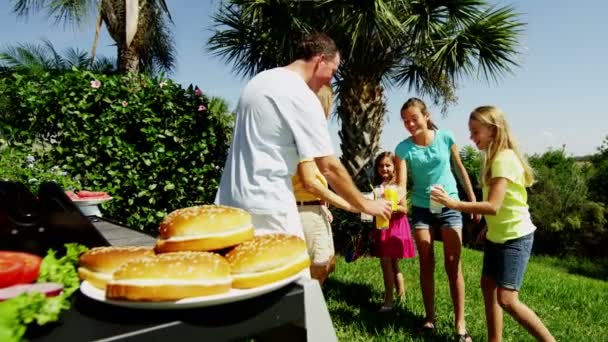 Padres con hijas asar carne barbacoa — Vídeos de Stock