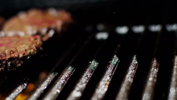 Fresh minced beef burgers on grill — Stock Video