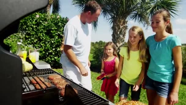 Padres con hijas asar carne barbacoa — Vídeos de Stock