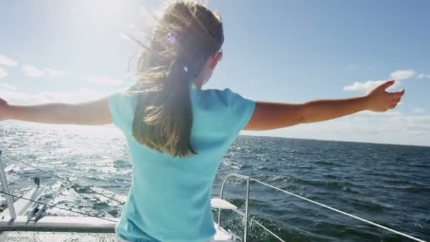 Little girl on luxury yacht in the ocean — Stock Video