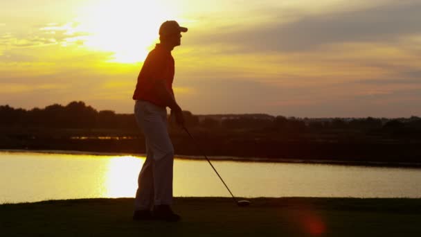 Männlicher Golfspieler beim Golfspielen — Stockvideo
