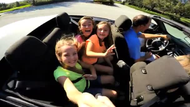 Familie macht im Cabrio Urlaub — Stockvideo