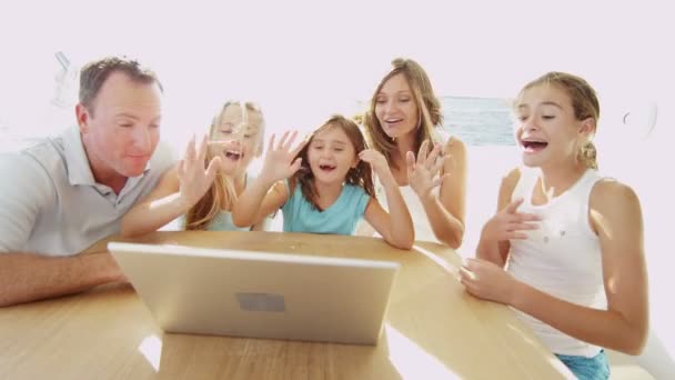 Ouders met kinderen met behulp van laptop op jacht — Stockvideo