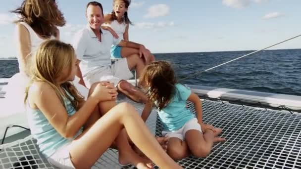 Gezin met kinderen op luxejacht zeilen — Stockvideo