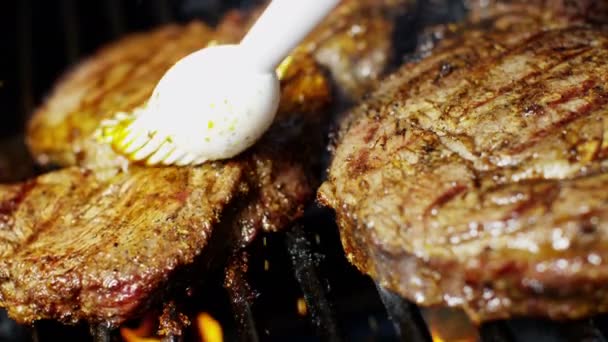 Rundvlees steaks op grill — Stockvideo