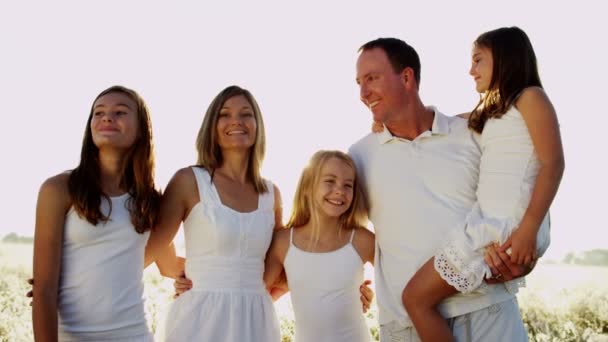 Rodiče s dcerami zahrnující dohromady — Stock video
