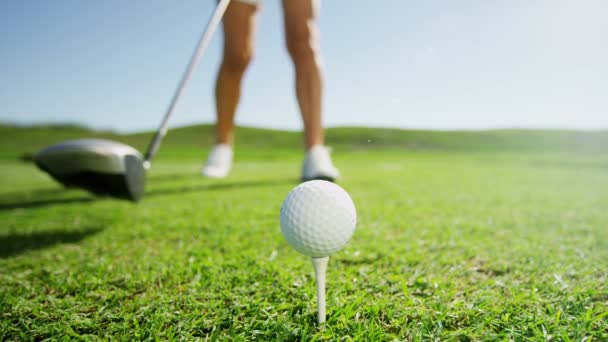 Jugador de golf femenino jugando al golf — Vídeo de stock