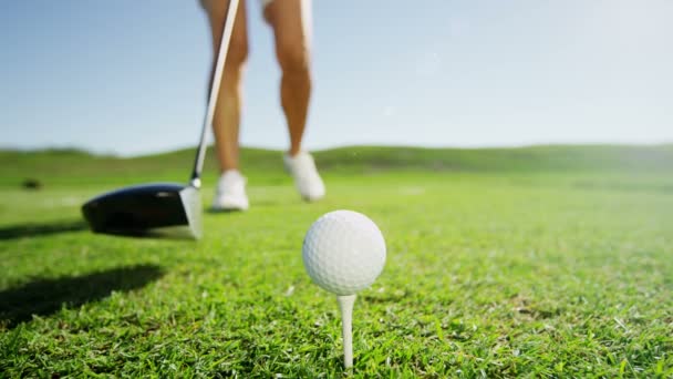 Jugador de golf femenino jugando al golf — Vídeos de Stock