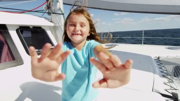Holčička na luxusní jachtě v oceánu — Stock video
