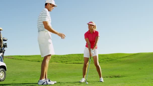 Hombre y mujer jugando al golf — Vídeo de stock