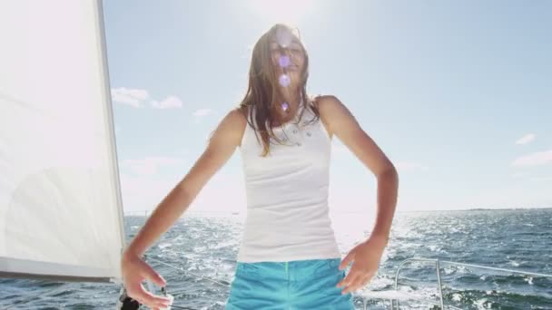 Fiatal lány szórakozás a luxus yacht — Stock videók