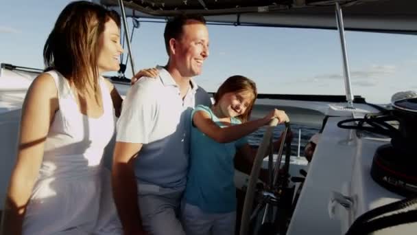 Семья с дочерью на роскошной яхте — стоковое видео