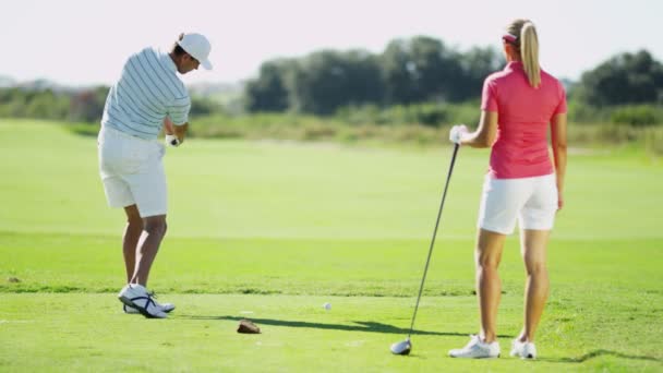 Mann und Frau spielen Golf — Stockvideo