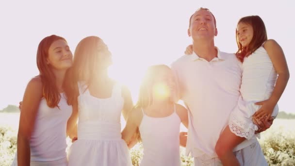 Parents with daughters embracing together — Stock Video