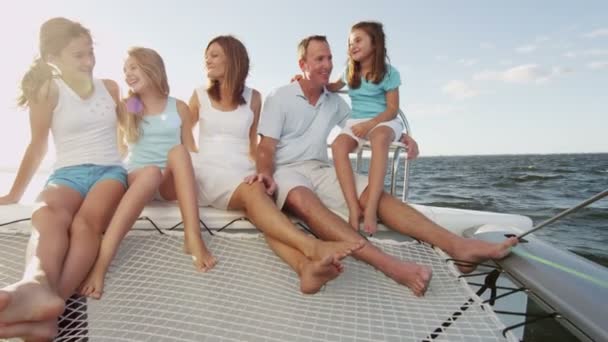 Familj med barn segling på lyxyacht — Stockvideo