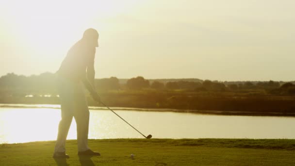 Joueur de golf masculin jouant au golf — Video