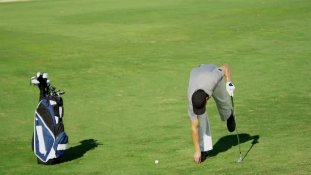 Профессиональный игрок в гольф во время тренировки — стоковое видео