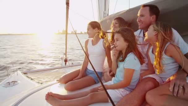 Сім'я з дітьми, що плавають на розкішній яхті — стокове відео