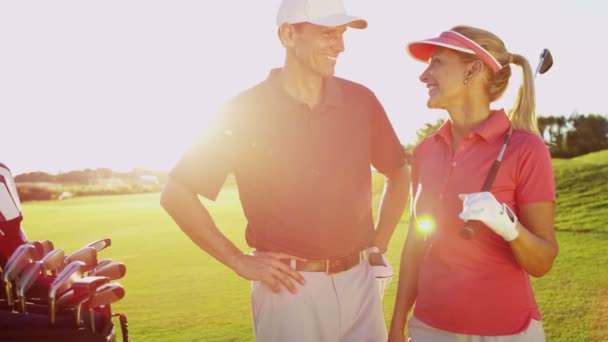 Male and female golf players on golf course — Stock Video