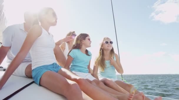 Famiglia con bambini che navigano su yacht di lusso — Video Stock