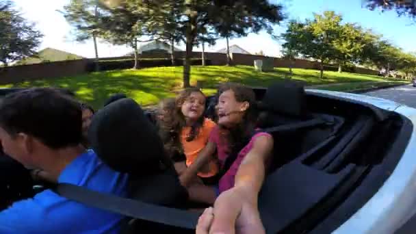 Rodina na dovolené v autě kabriolet — Stock video