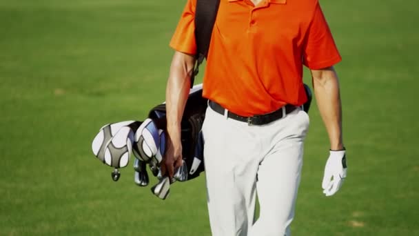 Jugador de golf caminando con equipo de golf — Vídeo de stock