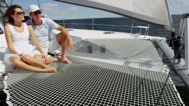 Jeune couple Voile sur yacht de luxe — Video