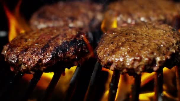 Beef burgers on flame grill — Stock Video