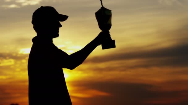 Silhueta de jogador de golfe profissional com troféu — Vídeo de Stock