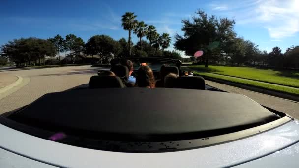 Rodzina idzie na urlop w Cabrio Samochód — Wideo stockowe