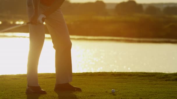 Jogador de golfe masculino jogando golfe — Vídeo de Stock