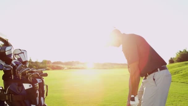 Jogador de golfe com tacos de golfe ao ar livre — Vídeo de Stock