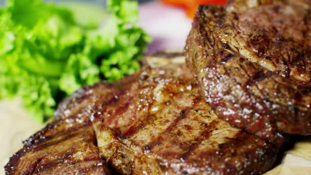 T-bone steak with fresh vegetables — Stock Video