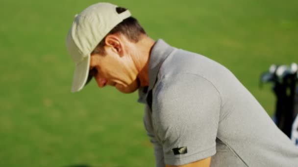 Jogador de golfe profissional durante o treinamento — Vídeo de Stock