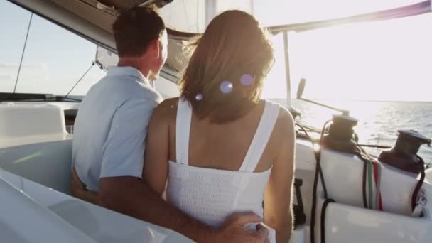 Jeune couple Voile sur yacht de luxe — Video