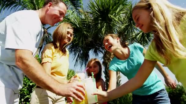 Familie trinkt tropische Cocktails — Stockvideo