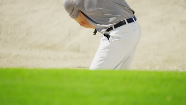 Joueur de golf professionnel pendant l'entraînement — Video