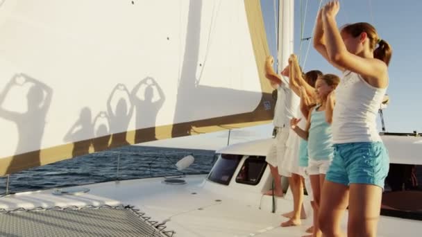 Семейные игры с силуэтами на роскошной яхте — стоковое видео