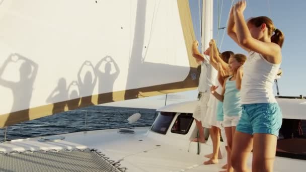 Famille Jouer avec des silhouettes sur yacht de luxe — Video