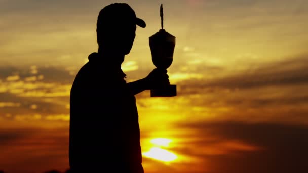 Silhuett av professionell golf spelare med trophy — Stockvideo