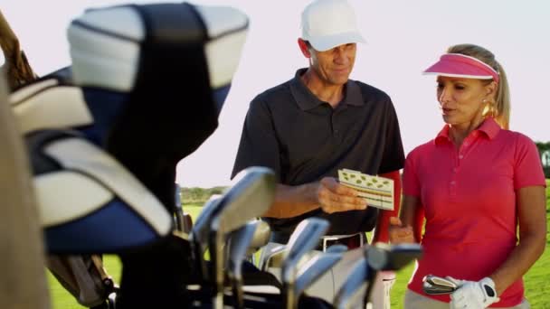 Joueurs de golf masculins et féminins sur le terrain de golf — Video