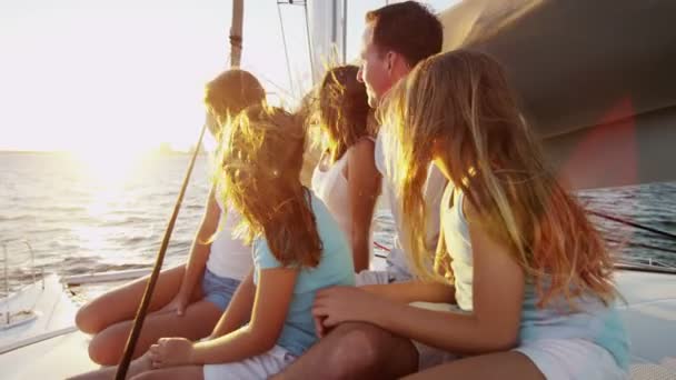 Vitorlázás a luxus yacht gyermekes család — Stock videók