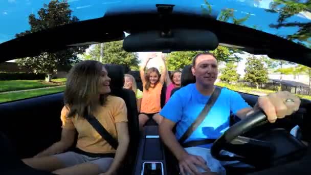 Familie macht im Cabrio Urlaub — Stockvideo